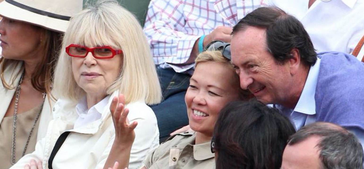 Mireille Darc, pin-up pas comme les autres : une femme élégante et engagée Mireille Darc : une femme élégante et engagée (photo avec MEL)