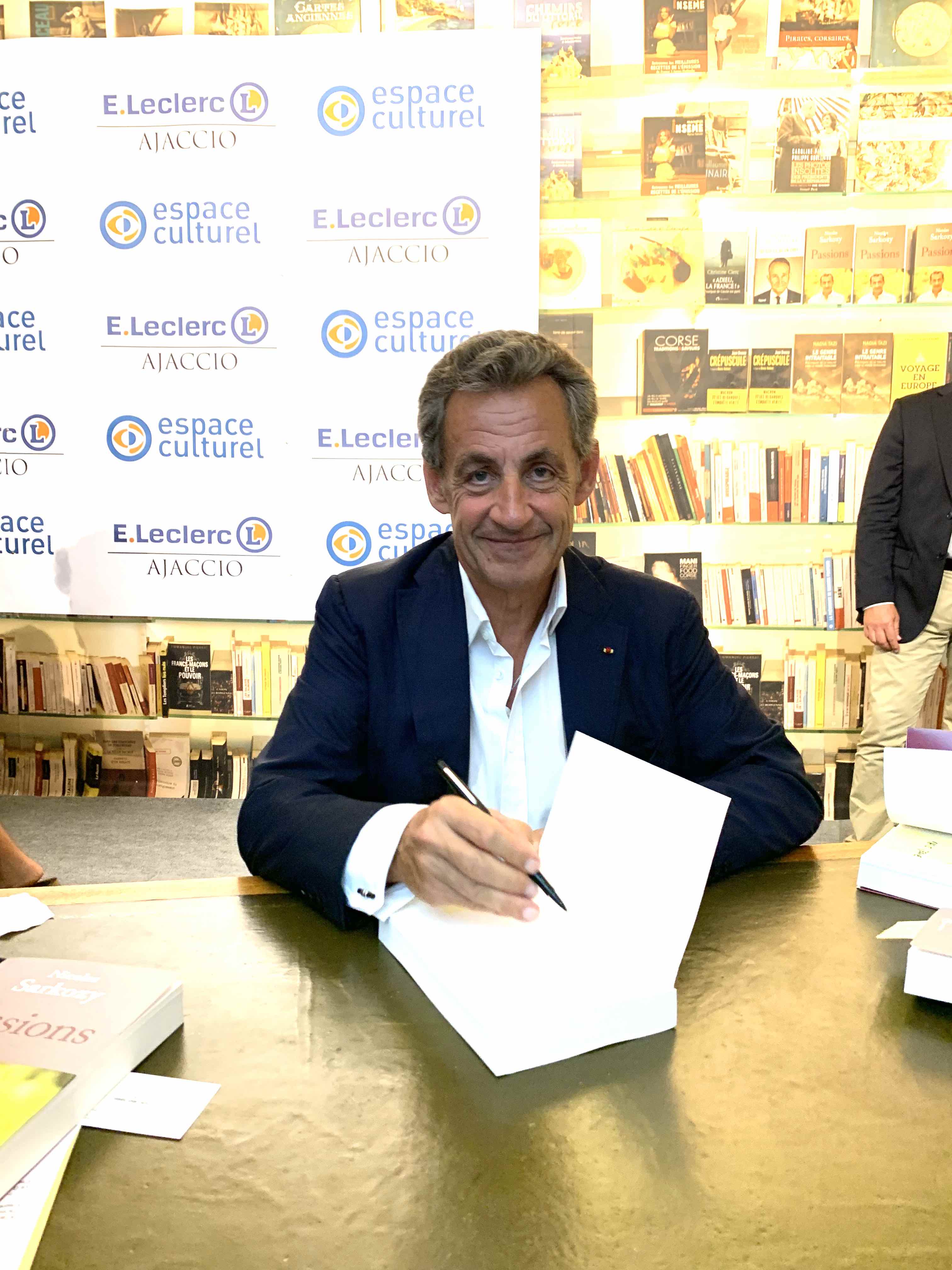 Nicolas Sarkozy en dédicace à l’Espace Culturel E.Leclerc de Baleone-Ajaccio Sarkozy dédicace E.Leclerc