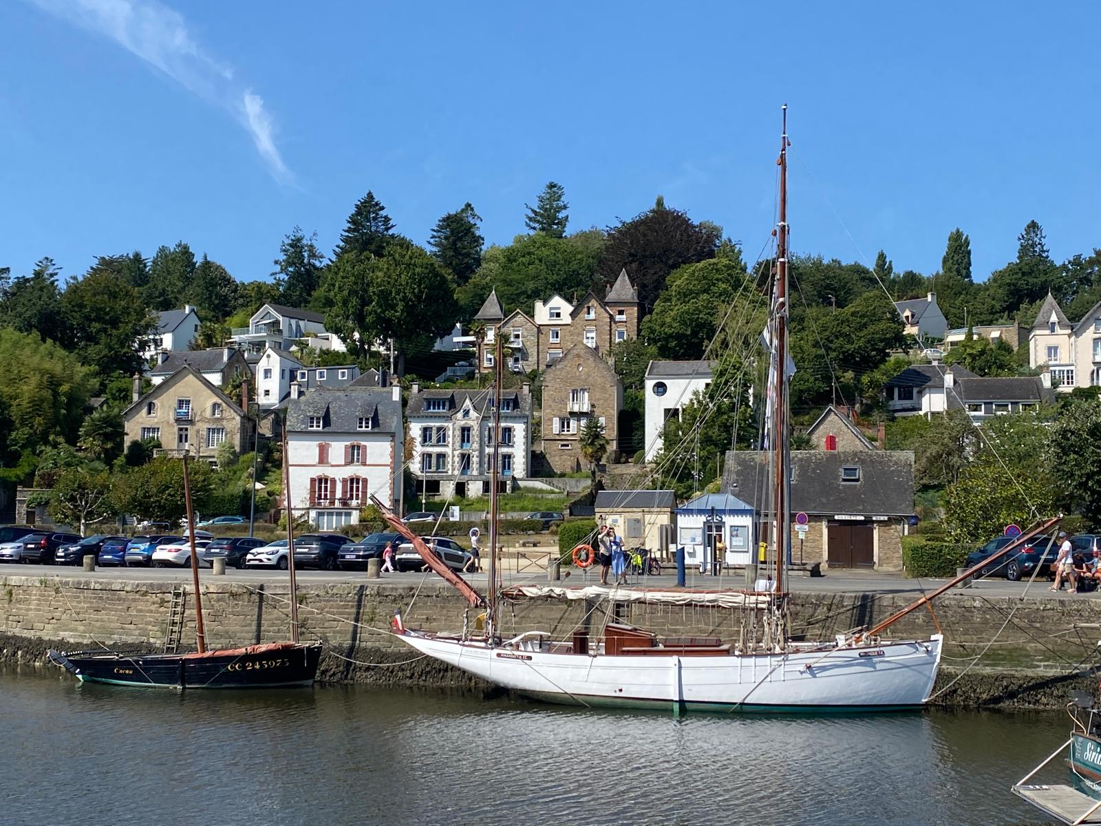 Carte postale : une promenade paisible à Pont-Aven