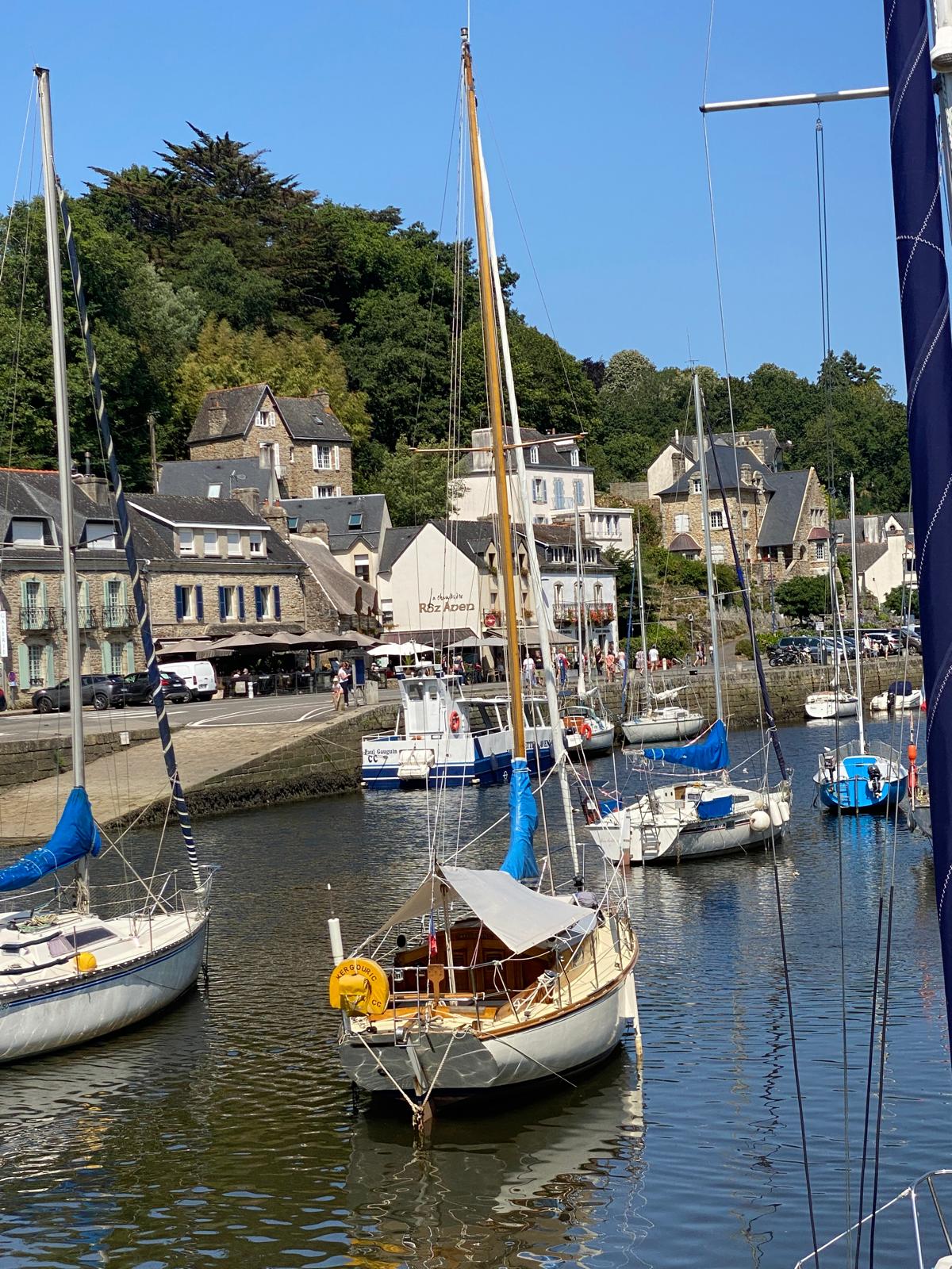 Carte postale : une promenade paisible à Pont-Aven