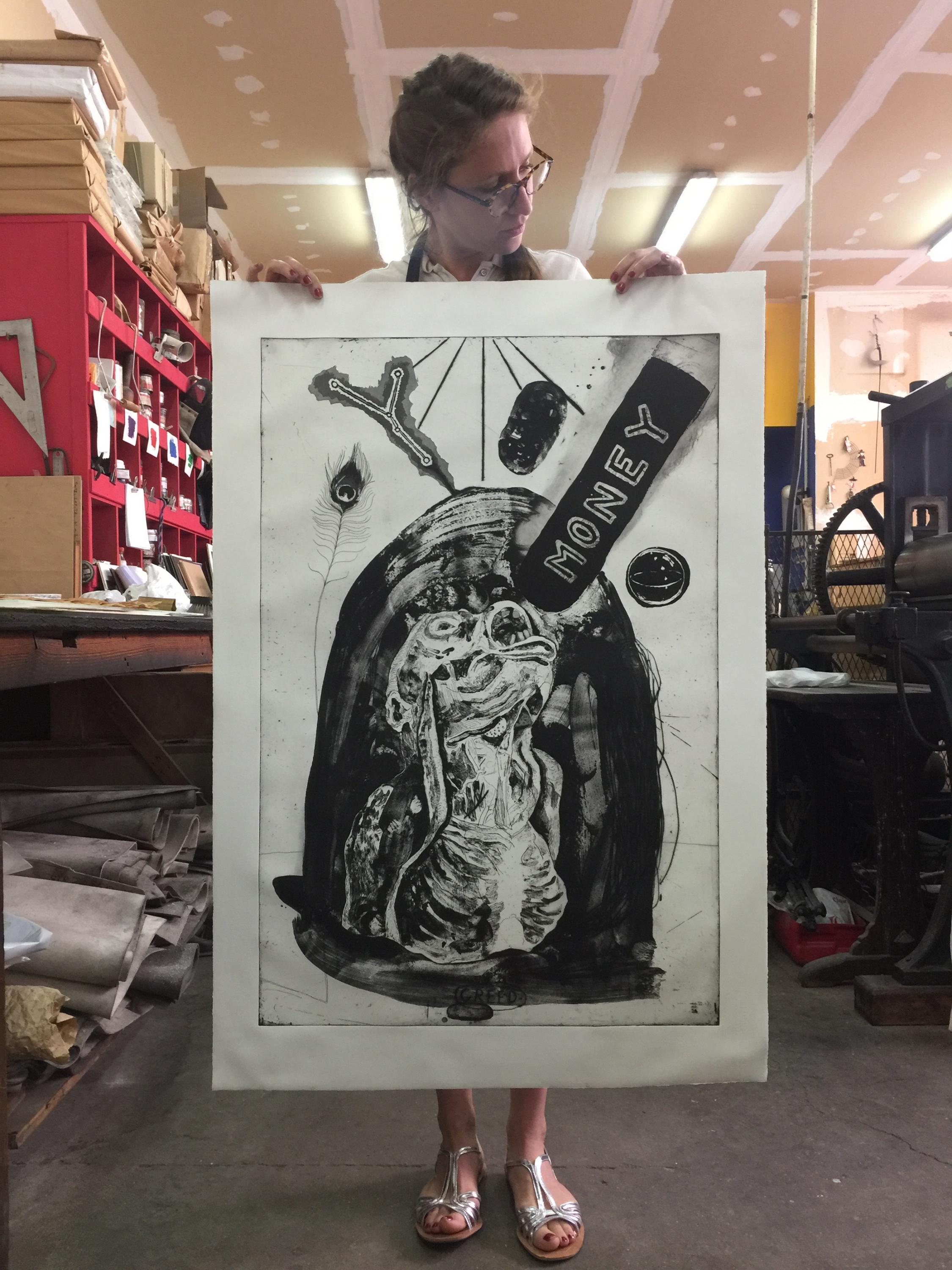 Bérengère Lipreau présentant la 4ème gravure de Damien Deroubaix sur la série des enfers