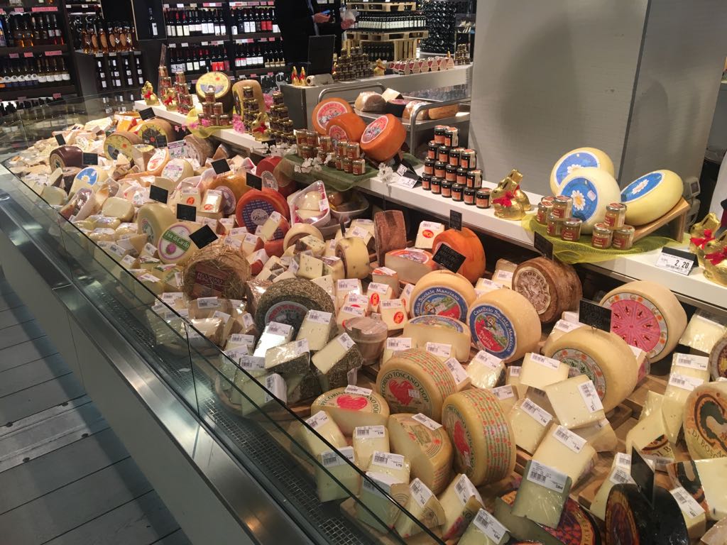 Le rayon fromage du Coop de Florence