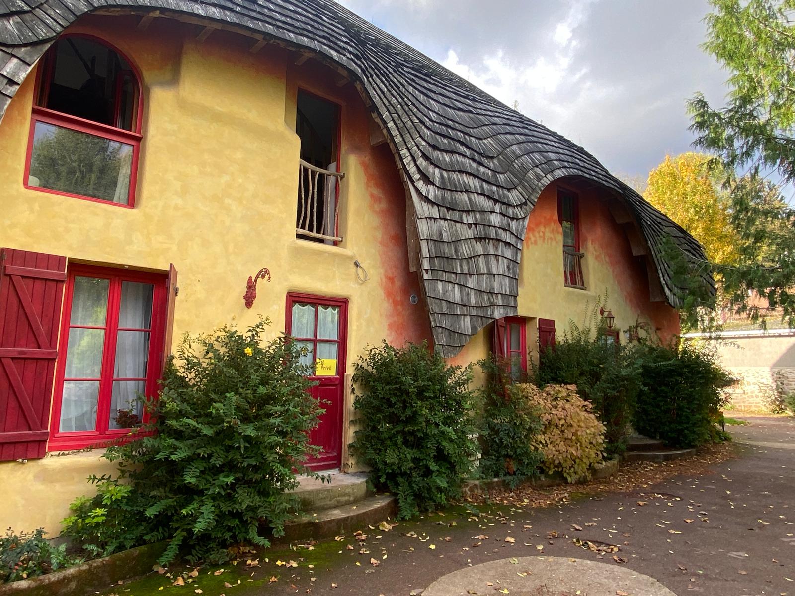 Visite du Moulin Jaune, une création artistique du clown Slava