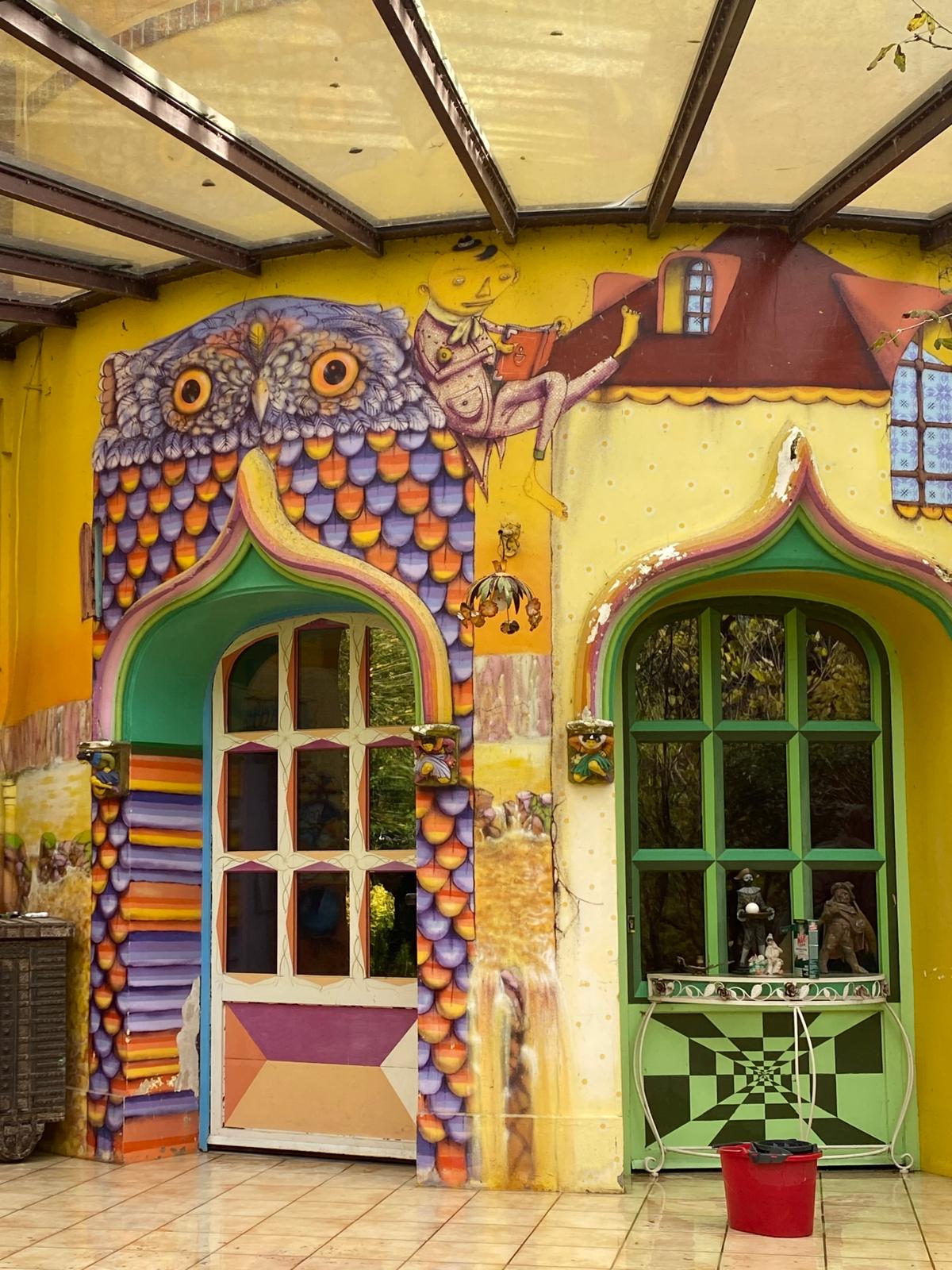 Visite du Moulin Jaune, une création artistique du clown Slava