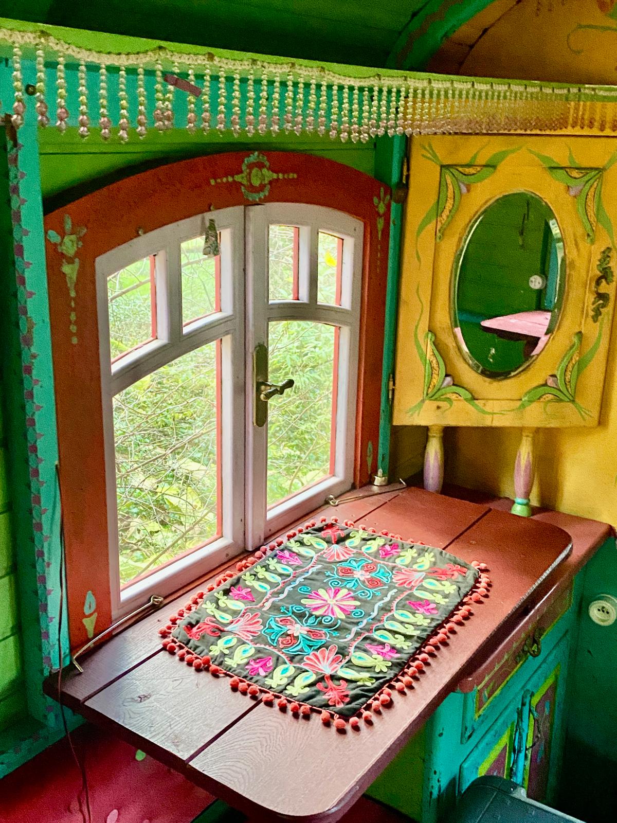 Visite du Moulin Jaune, une création artistique du clown Slava