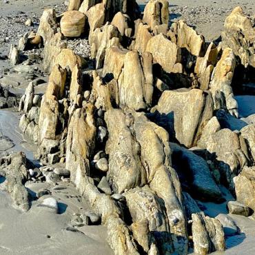 Vu du sable ou des ruisseaux qui s’écoulent noncha