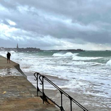 Grande marée contre Saint-Malo. La cité bretonne a